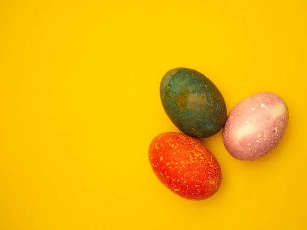 Uova di Pasqua colorate su sfondo giallo