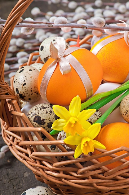Uova di Pasqua colorate su un vecchio sfondo di legno
