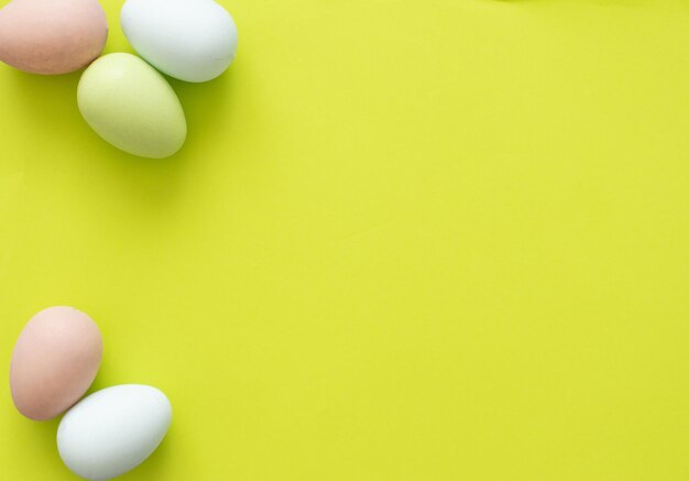 Uova di Pasqua colorate su uno sfondo verde luce dura.