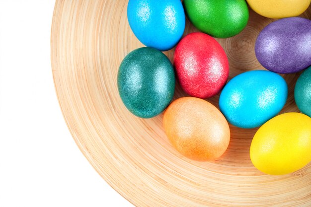 Uova di Pasqua colorate sul piatto