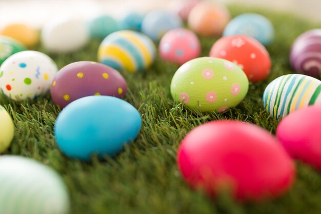 uova di Pasqua colorate sull'erba artificiale