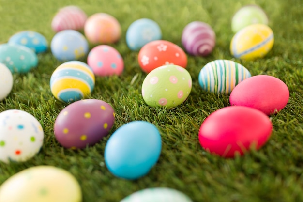 uova di Pasqua colorate sull'erba artificiale