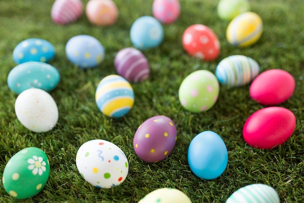 uova di Pasqua colorate sull'erba artificiale