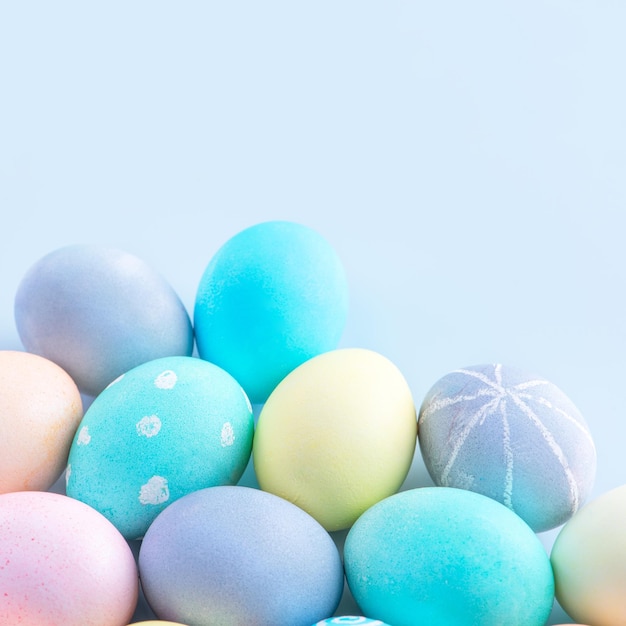 Uova di Pasqua colorate tinte da acqua colorata isolate su uno sfondo azzurro concetto di design dell'attività delle vacanze di Pasqua da vicino lo spazio della copia