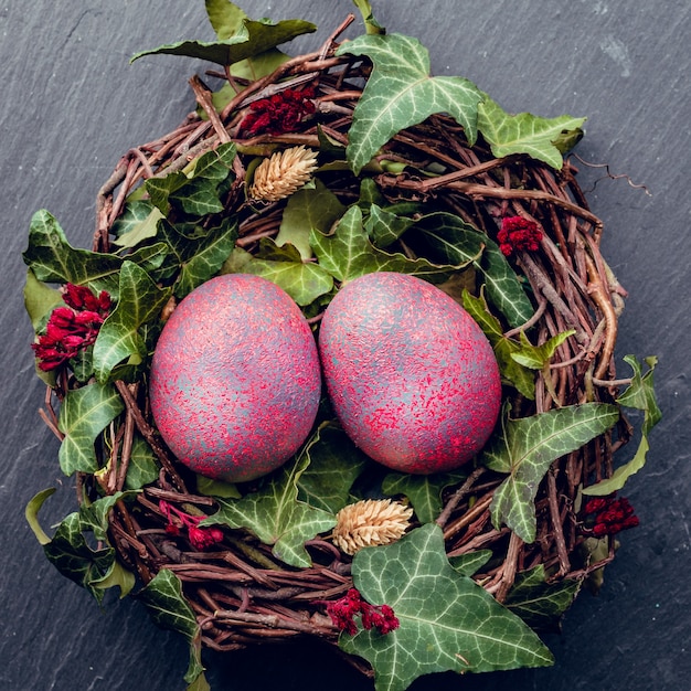 Uova di Pasqua con decorazione. Uova di pollo in un nido di uccelli.