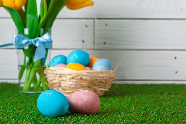 Uova di Pasqua Con il fiore su erba verde