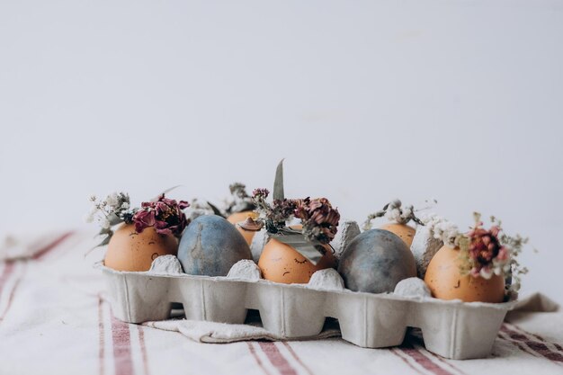 Uova di Pasqua decorate a festa dipinte con fari azzurri naturali ammollo nel tè al giacinto di tè