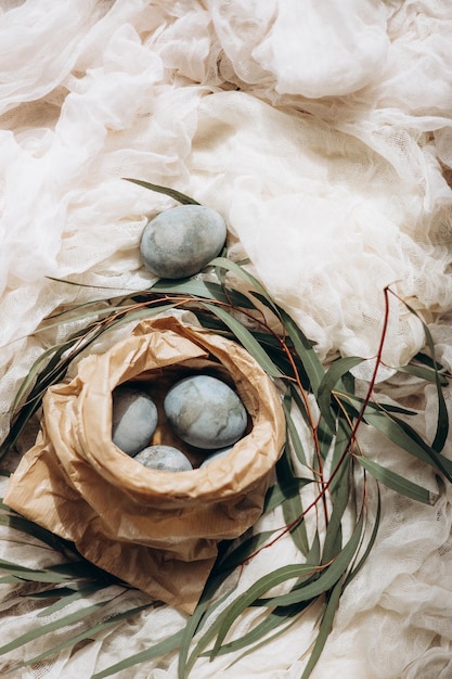 Uova di Pasqua decorate a festa dipinte con fari azzurri naturali ammollo nel tè al giacinto di tè