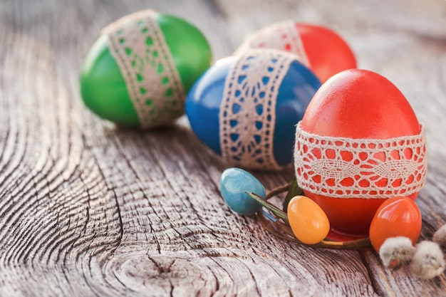 Uova di Pasqua decorate con pizzo sul tavolo di legno. Messa a fuoco selettiva