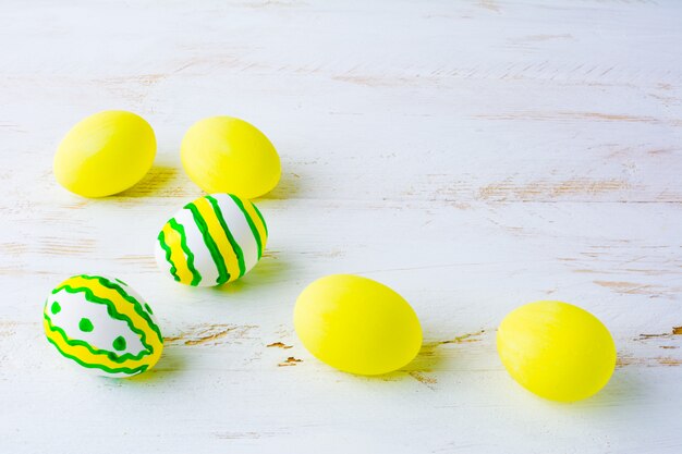 Uova di Pasqua decorate su una tavola di legno