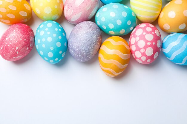 Uova di Pasqua decorative su fondo bianco