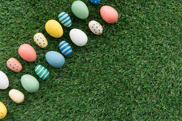 Uova di Pasqua decorativi su sfondo di erba