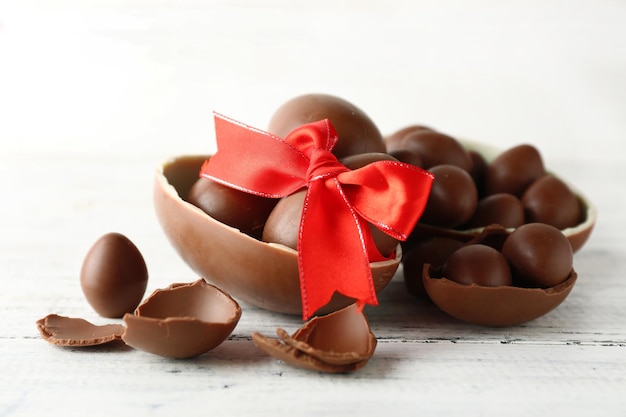 Uova di Pasqua del cioccolato su fondo di legno bianco