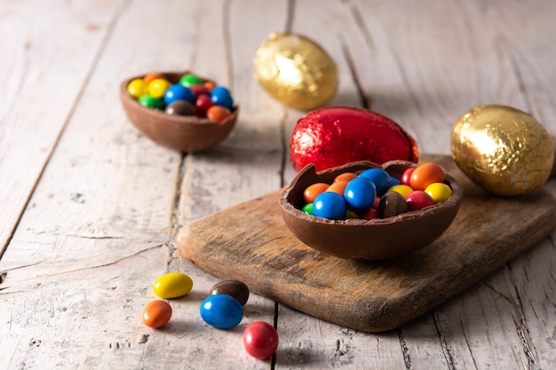 Uova di Pasqua di cioccolato colorate sulla tavola di legno