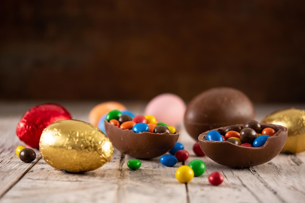 Uova di Pasqua di cioccolato colorate sulla tavola di legno