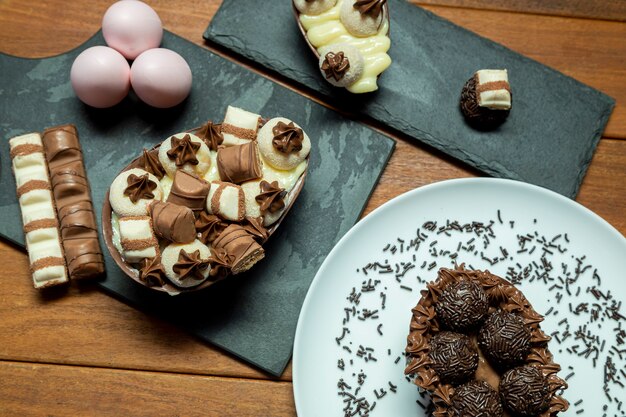 Uova di Pasqua di cioccolato in cima alla pietra nera con fondo in legno