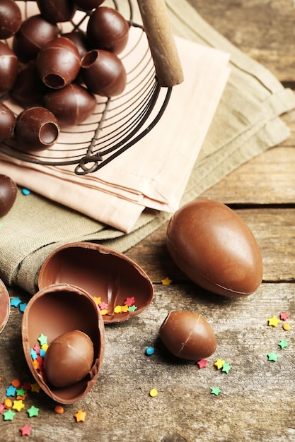 Uova di Pasqua di cioccolato su fondo di legno