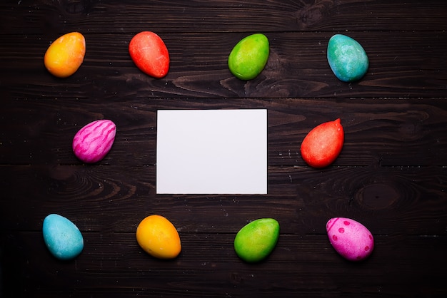 Uova di Pasqua dipinte a colori