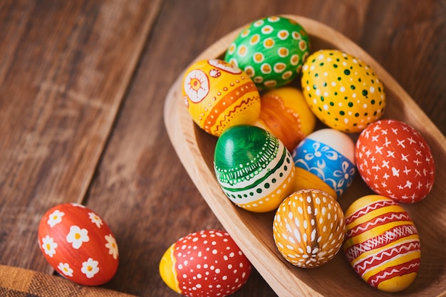 Uova di Pasqua dipinte a mano su fondo in legno