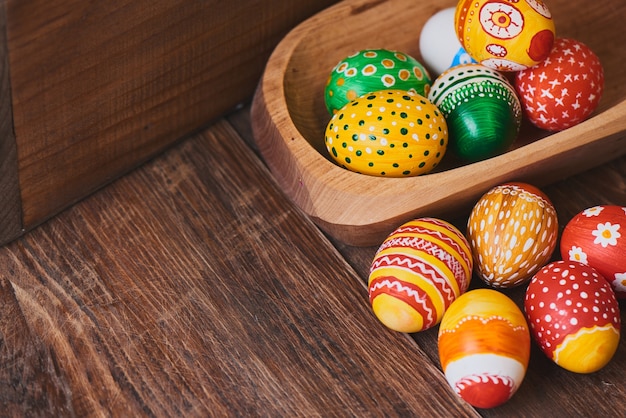 Uova di Pasqua dipinte a mano su fondo in legno