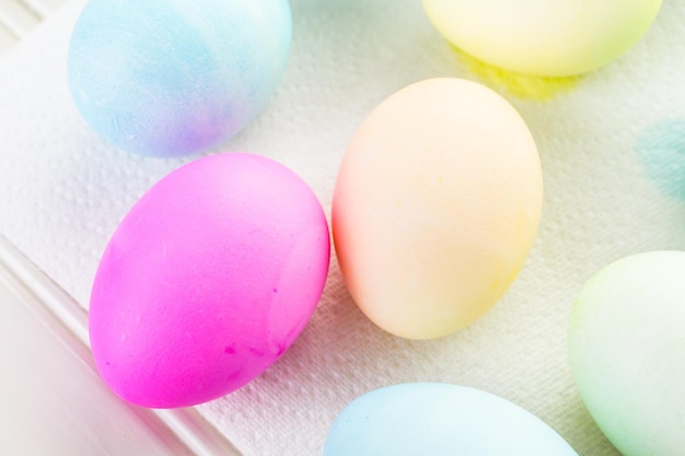 Uova di Pasqua dipinte con colori pastello.