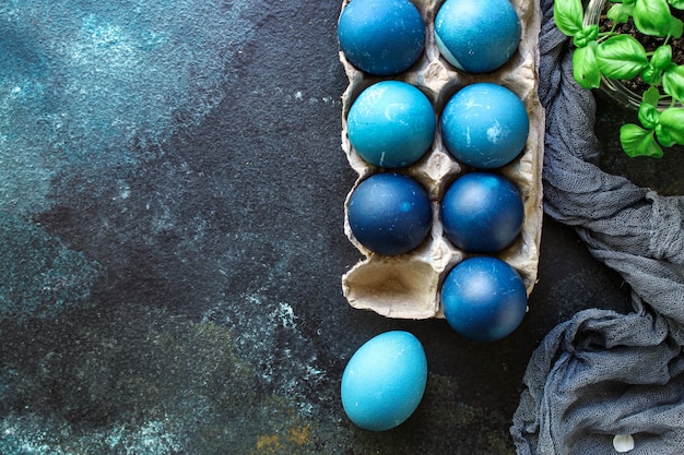 Uova di Pasqua dipinte di blu, pasto rustico della tavola festiva dell'ossequio di Pasqua