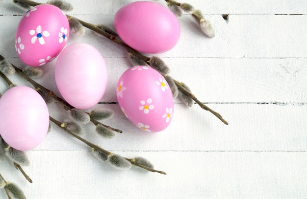 Uova di Pasqua dipinte di rosa