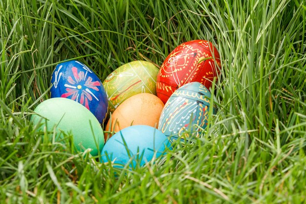 Uova di Pasqua dipinte e colorate in erba verde primaverile