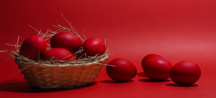 Foto uova di pasqua dipinte in colore rosso su sfondo rosso buona pasqua