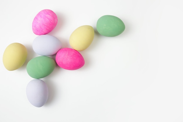 Uova di Pasqua dipinte in colori pastello su sfondo bianco