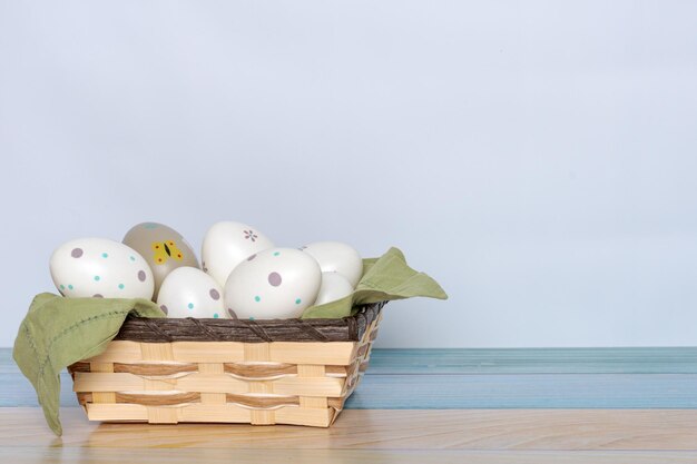Uova di Pasqua dipinte in un canestro