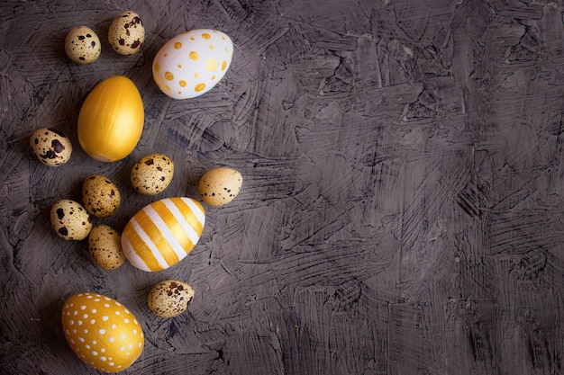 Uova di Pasqua dorate e bianche con le uova di quaglie