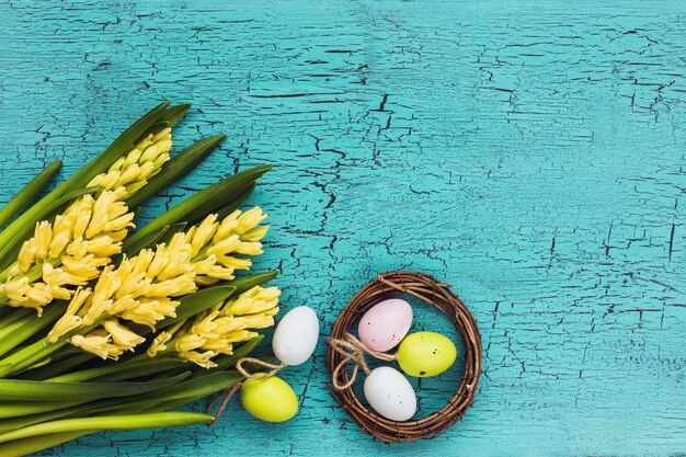 Uova di Pasqua e bouquet di giacinti gialli Composizione in Pasqua. Vista dall'alto, copia dello spazio