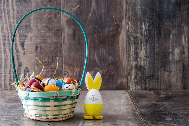 Uova di Pasqua e conigli sullo spazio di legno della copia della tavola