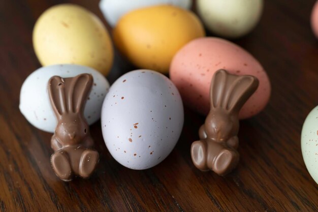 Uova di Pasqua e coniglietti di cioccolato per la caccia alle uova di Pasqua