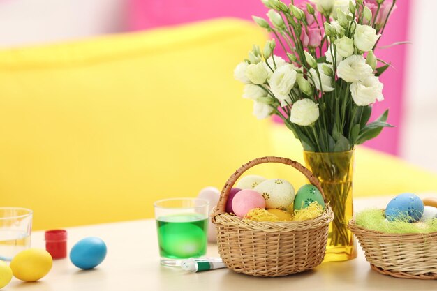 Uova di Pasqua e decorazioni sulla tavola