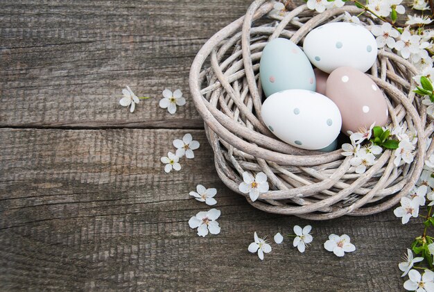 Uova di Pasqua E fiore di primavera