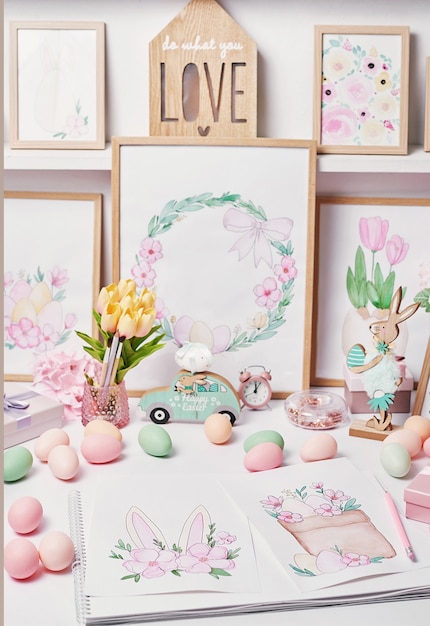 Uova di Pasqua e fiori. Cartolina d'auguri di primavera buona Pasqua. Arredamento pasquale. Dipinti primaverili ad acquerello. Designer e luogo di lavoro dell'artista. Spazio creativo.