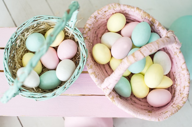 Uova di Pasqua e fiori colorate in cestini di vimini. copia spazio - concetto di Pasqua