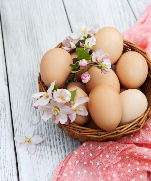 Uova di Pasqua E fiori di melo