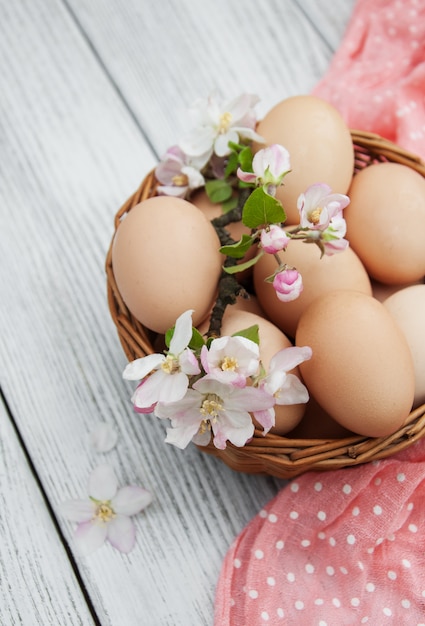 Uova di Pasqua e fiori di melo