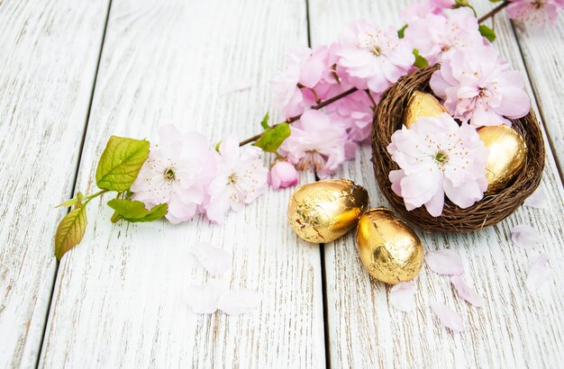 Uova di Pasqua e fiori di sakura