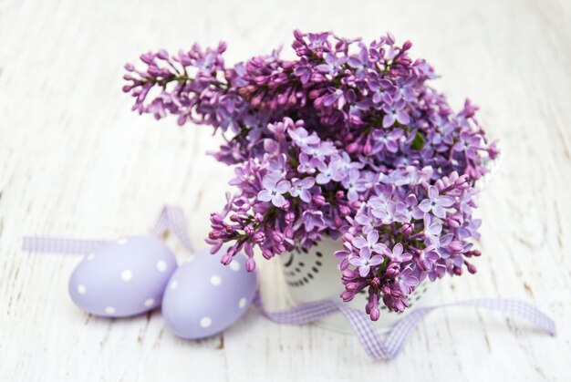 Uova di Pasqua E fiori lilla freschi