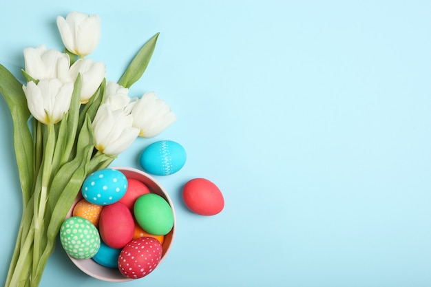 Uova di Pasqua e fiori sulla vista del piano d'appoggio