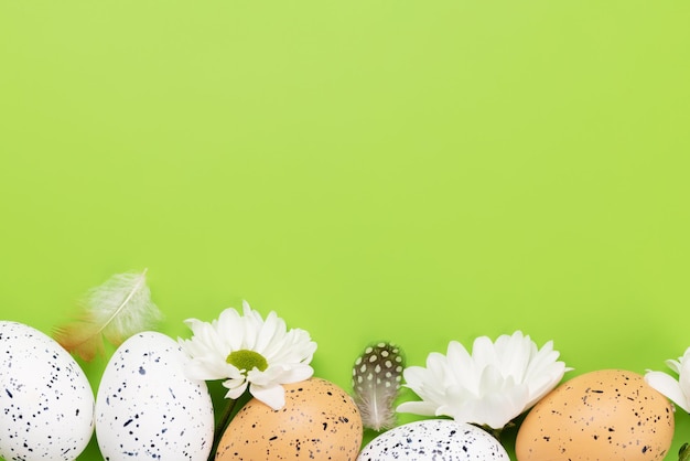 Uova di Pasqua e fiori