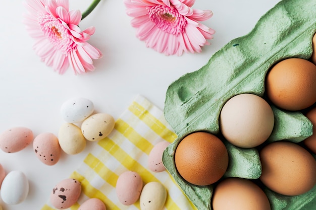 Uova di Pasqua e gerbera rosa flatlay primaverile