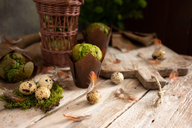 Uova di Pasqua e muffin al pistacchio in un design rustico tradizionale.