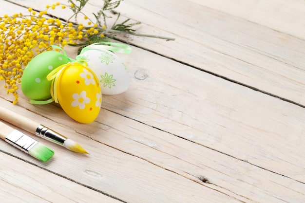 Uova di Pasqua e pennelli variopinte