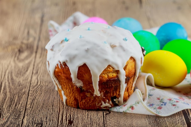 Uova di Pasqua e torta su una fila di uova di pasqua colorate e decorate sullo sfondo luminoso