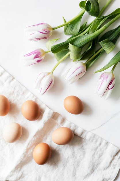 Uova di Pasqua e tulipani flatlay